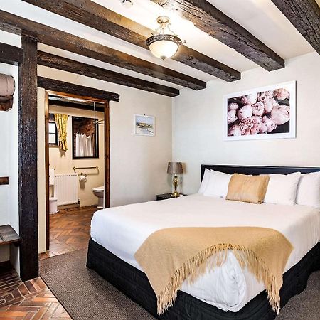 The Honest Lawyer, Ascend Hotel Collection Нельсон Экстерьер фото