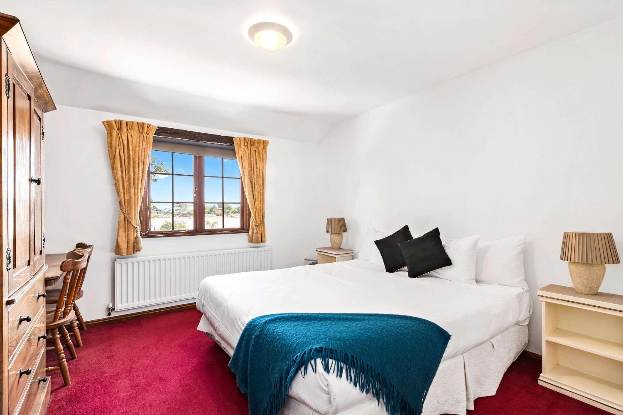 The Honest Lawyer, Ascend Hotel Collection Нельсон Экстерьер фото