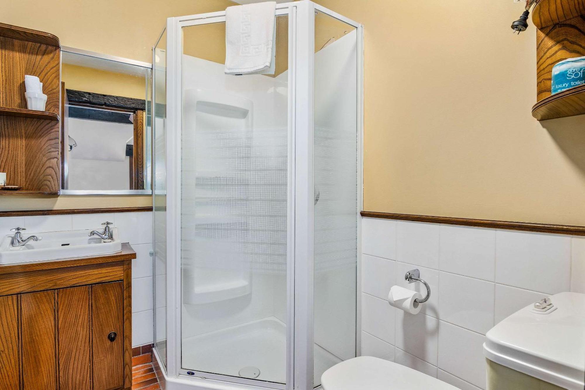 The Honest Lawyer, Ascend Hotel Collection Нельсон Экстерьер фото