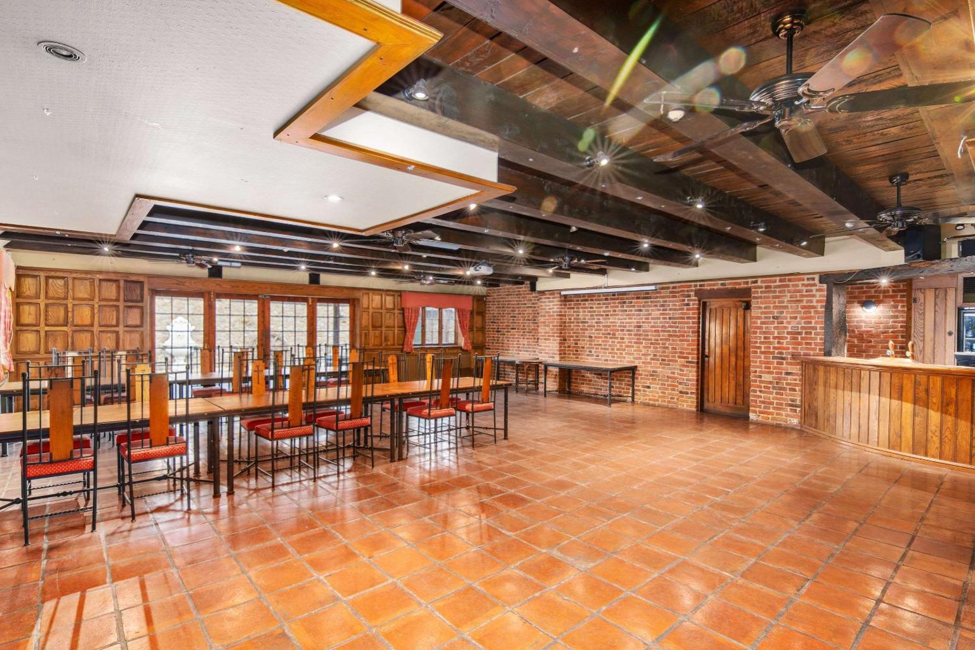 The Honest Lawyer, Ascend Hotel Collection Нельсон Экстерьер фото