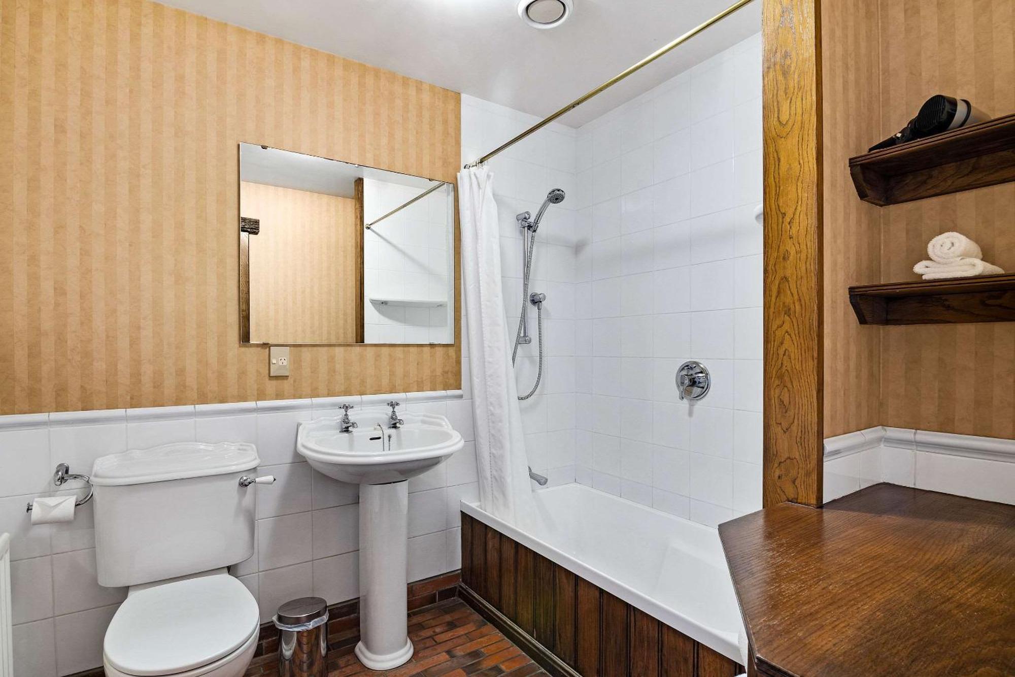 The Honest Lawyer, Ascend Hotel Collection Нельсон Экстерьер фото